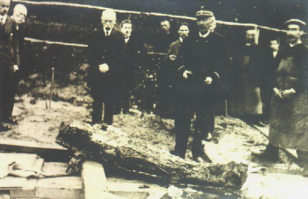 [ Picture shows exhumation of Miss Cavell. ]